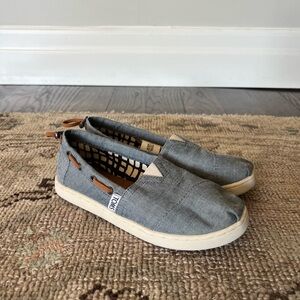 NWOT Toms Kids Shoes in Chambray Blue Size 1